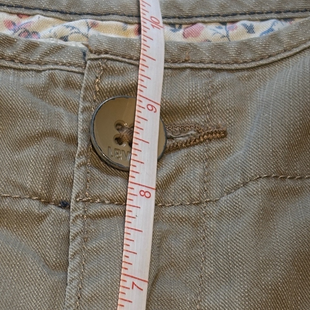 Levi's Women's Tan Cargo Shorts - Picture 10 of 12